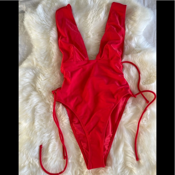 One piece swimsuit - Picture 1 of 4